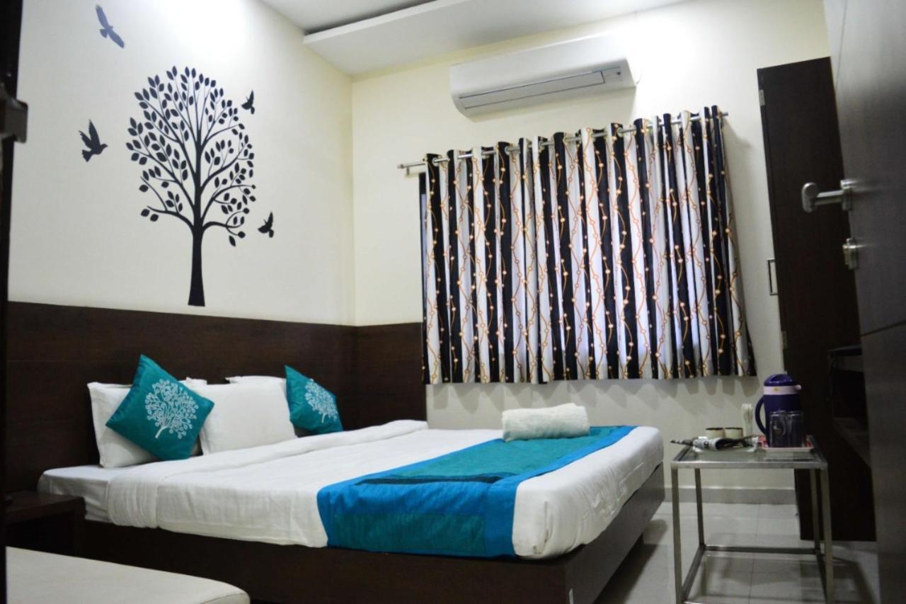 Hotel Satyug Ujjain Buitenkant foto
