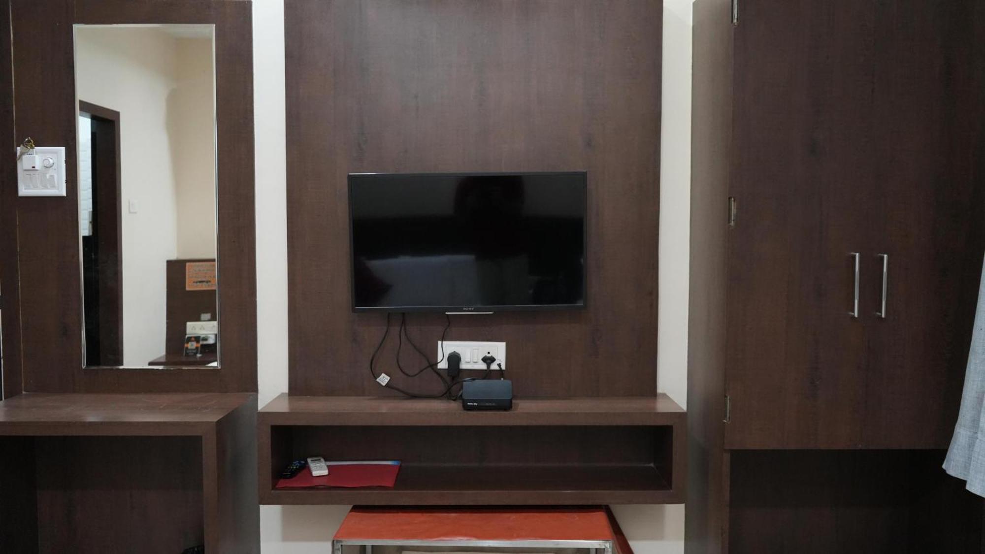 Hotel Satyug Ujjain Buitenkant foto