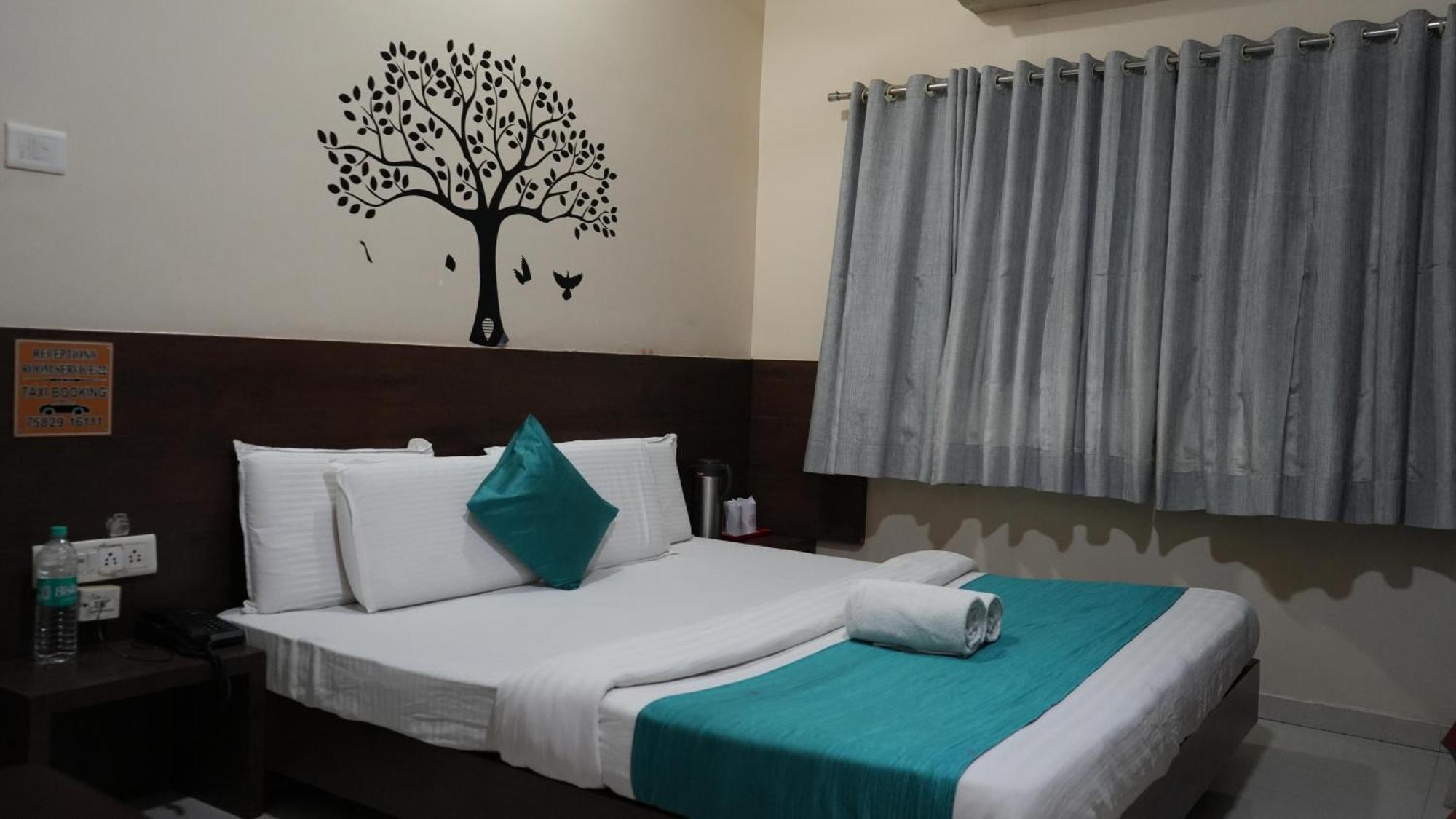 Hotel Satyug Ujjain Buitenkant foto