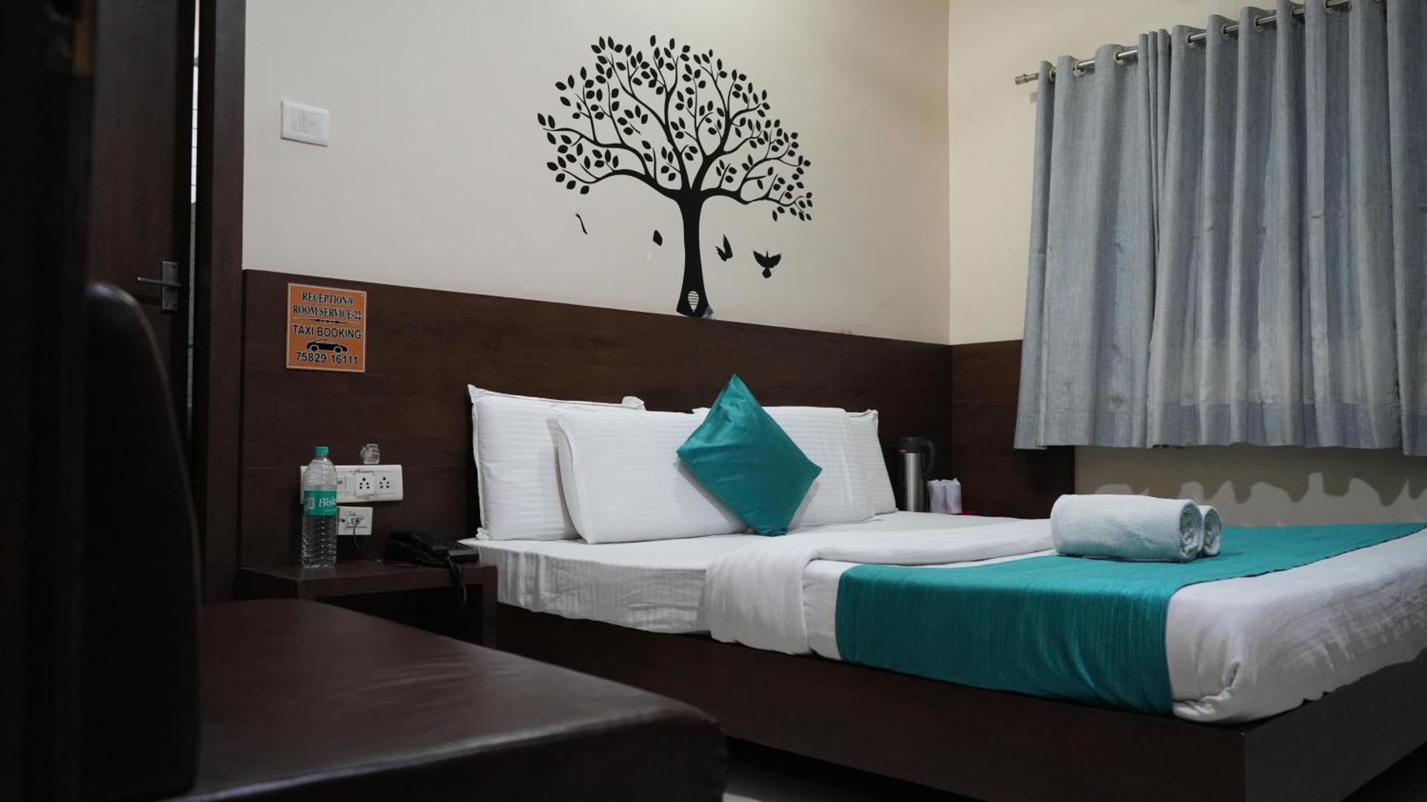 Hotel Satyug Ujjain Buitenkant foto