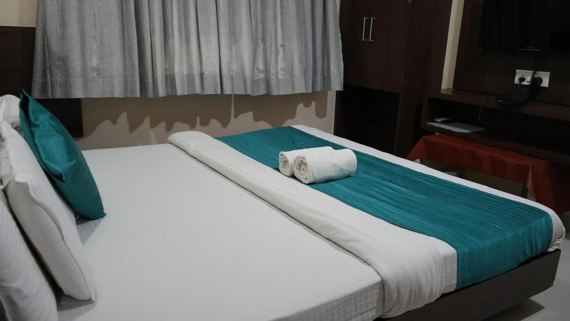 Hotel Satyug Ujjain Buitenkant foto