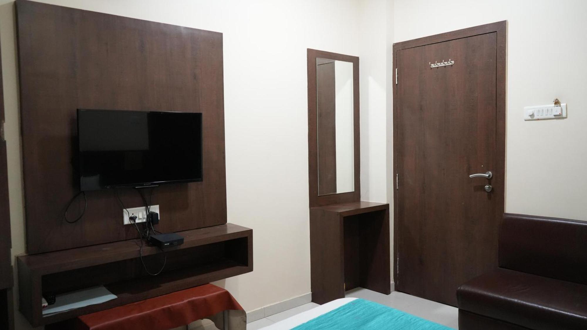 Hotel Satyug Ujjain Buitenkant foto